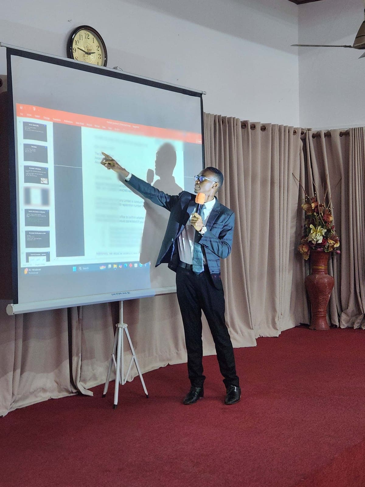 Muntawakilu Amadu delivering a forensic presentation